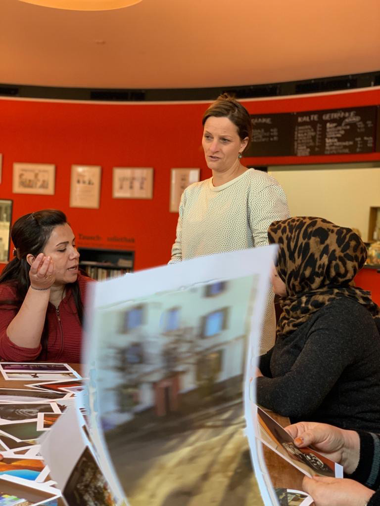 situation of a photo dialog workshop